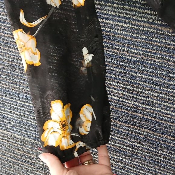 WHBM black floral long sleeve blouse size 6 - Picture 5 of 7